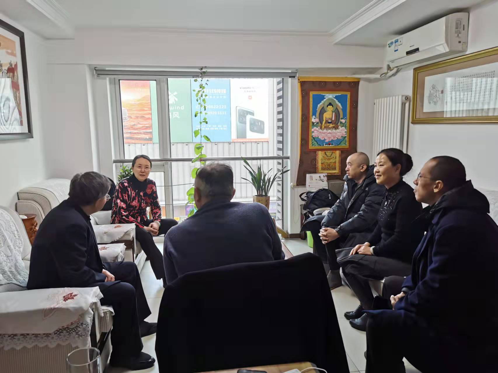 为福利院孩子理事长亲身体验熨经疗法